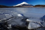 割れ氷と富士山