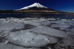 割れ氷と富士山